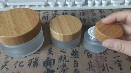 Kostenlose Probe aus Holz für Kosmetikverpackungen, Milchglas-Cremeglasbehälter mit Bambusdeckel