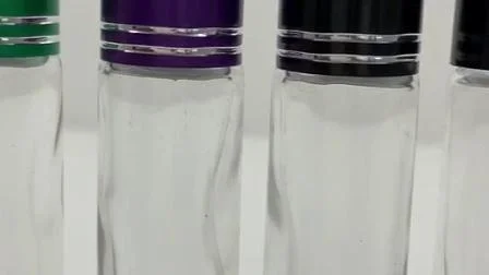 10 ml transparente Roll-on-Glasflasche mit einfarbigem Logo auf Aluminiumkappe